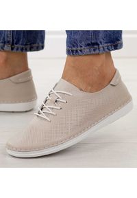 Beżowe ażurowe skórzane półbuty damskie S.Barski 7079. Okazja: na co dzień. Zapięcie: sznurówki. Kolor: beżowy. Materiał: skóra. Szerokość cholewki: normalna. Wzór: ażurowy. Sezon: wiosna, jesień, lato. Styl: casual, elegancki, klasyczny #1