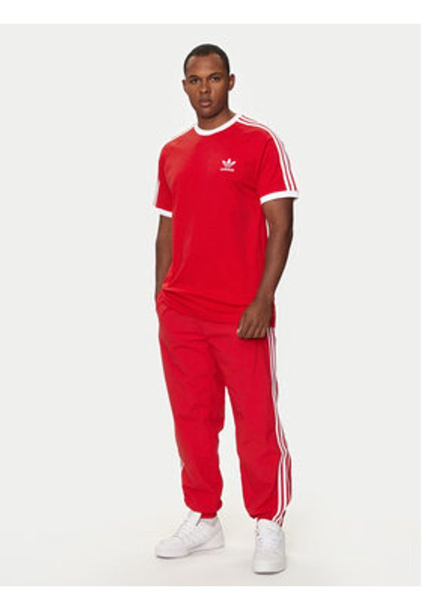 Adidas - adidas T-Shirt Adicolor Classics 3-Stripes T-Shirt IA4852 Czerwony Regular Fit. Kolor: czerwony. Materiał: bawełna