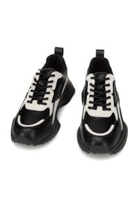 Wittchen - Damskie sneakersy z połyskującą wstawką czarno-beżowe. Kolor: czarny, beżowy, wielokolorowy. Materiał: zamsz, skóra. Obcas: na platformie