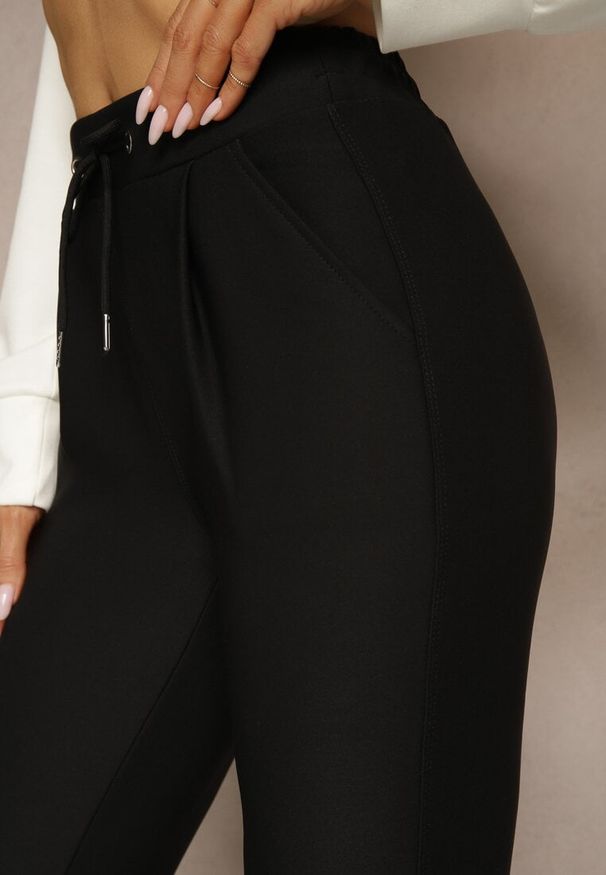 Renee - Czarne Dopasowane Spodnie High Waist z Gumką i Wiązaniem w Talii Zelpia. Okazja: na co dzień. Stan: podwyższony. Kolor: czarny. Styl: casual, elegancki