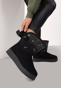 Renee - Czarne Śniegowce Susitna. Wysokość cholewki: przed kolano. Nosek buta: okrągły. Zapięcie: bez zapięcia. Kolor: czarny. Materiał: satyna, materiał, futro. Szerokość cholewki: normalna. Wzór: aplikacja. Sezon: zima. Styl: glamour #1