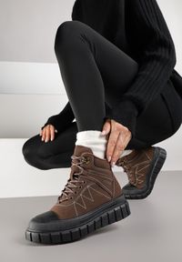 Born2be - Brązowe Botki Trapery Vices na Grubej Tłoczonej Podeszwie z Przeszyciami Amarrise. Okazja: na co dzień. Kolor: brązowy. Materiał: jeans. Styl: casual