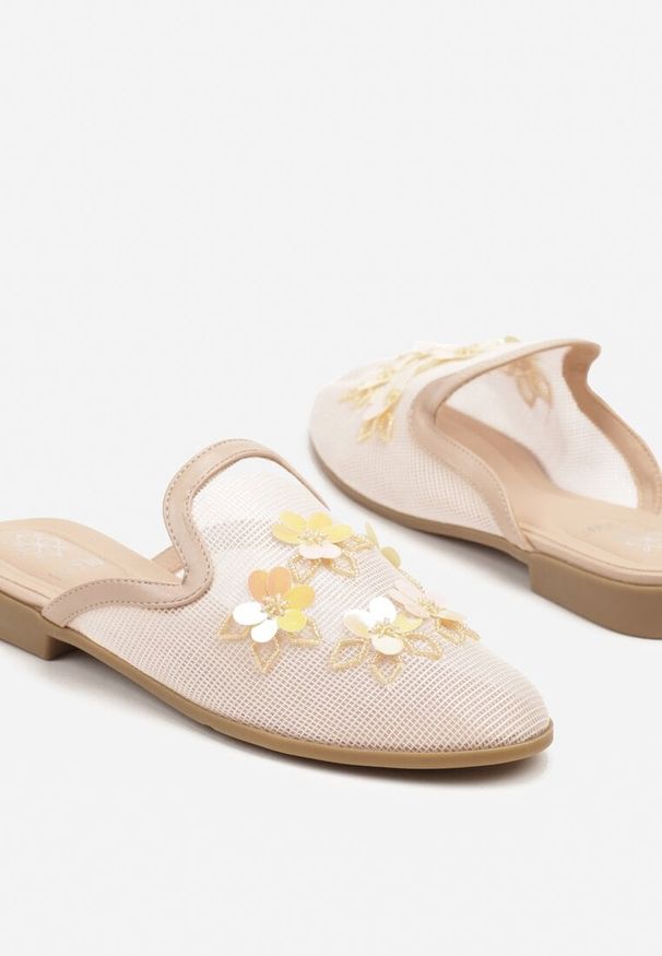 Born2be - Beżowe Siateczkowe Klapki Typu Mule z Kwiatami 3D Vilmoi. Okazja: na spacer. Kolor: beżowy. Materiał: jeans, len. Wzór: kwiaty. Sezon: lato