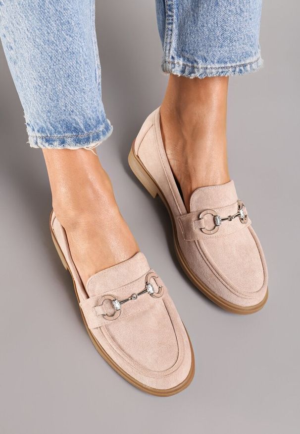 Born2be - Ciemnobeżowe Mokasyny z Imitacji Zamszu Zdobione Metalową Klamrą Ravanea. Okazja: na co dzień, na spotkanie biznesowe. Nosek buta: okrągły. Zapięcie: klamry. Kolor: beżowy. Wzór: aplikacja. Materiał: zamsz. Obcas: na obcasie. Styl: biznesowy, klasyczny, casual, elegancki. Wysokość obcasa: niski