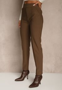 Renee - Brązowe Spodnie z Kantem i Imitacją Kieszeni Rearie. Okazja: na co dzień. Kolekcja: plus size. Kolor: brązowy. Styl: casual, elegancki