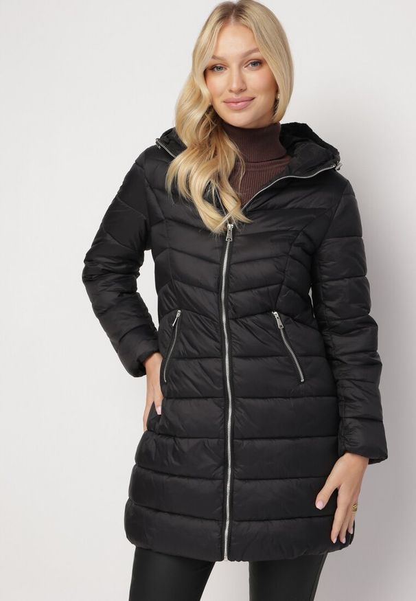 Born2be - Czarna Kurtka Pikowana z Nieodpinanym Kapturem Shorashi. Okazja: na co dzień. Kolor: czarny. Sezon: zima, jesień. Styl: casual