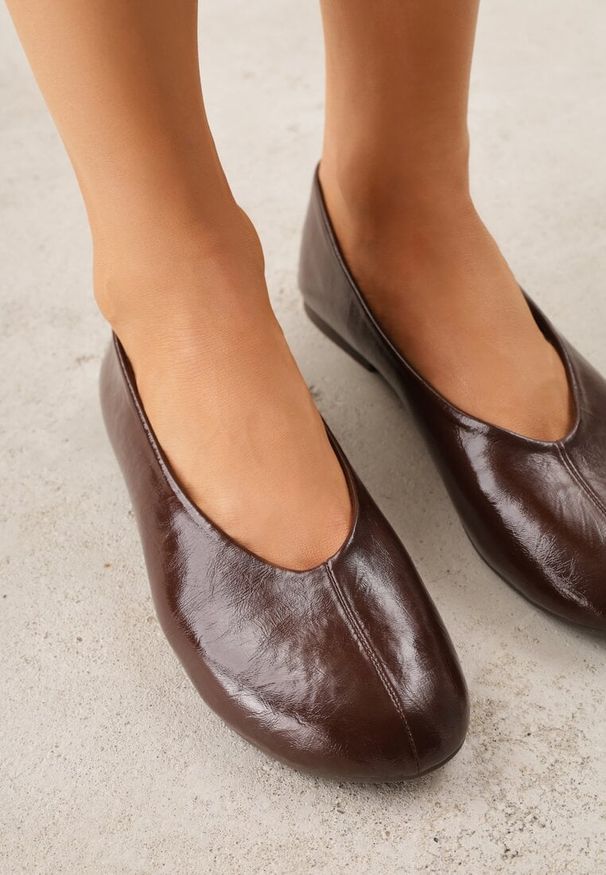 Renee - Brązowe Gładkie Balerinki Basic z Zaokrąglonym Noskiem Kaleta. Okazja: na co dzień. Kolor: brązowy. Materiał: skóra, jeans. Wzór: gładki. Styl: casual, klasyczny
