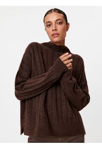 Sinsay - Sweter w prążki - brązowy. Typ kołnierza: kołnierzyk stójkowy. Kolor: brązowy. Materiał: włókno, materiał. Wzór: prążki #1