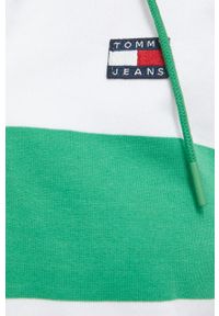 Tommy Jeans bluza bawełniana damska kolor zielony z kapturem wzorzysta. Typ kołnierza: kaptur. Kolor: zielony. Materiał: bawełna. Długość: krótkie. Wzór: aplikacja #3
