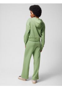 outhorn - Spodnie dresowe z szerokimi nogawkami damskie - zielone. Stan: podwyższony. Kolor: zielony. Materiał: dresówka. Wzór: ze splotem, gładki #3