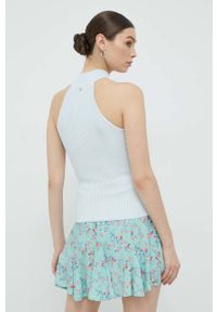 Guess top damski kolor niebieski z półgolfem. Typ kołnierza: dekolt halter. Kolor: niebieski. Materiał: materiał, dzianina, wiskoza. Wzór: gładki #4