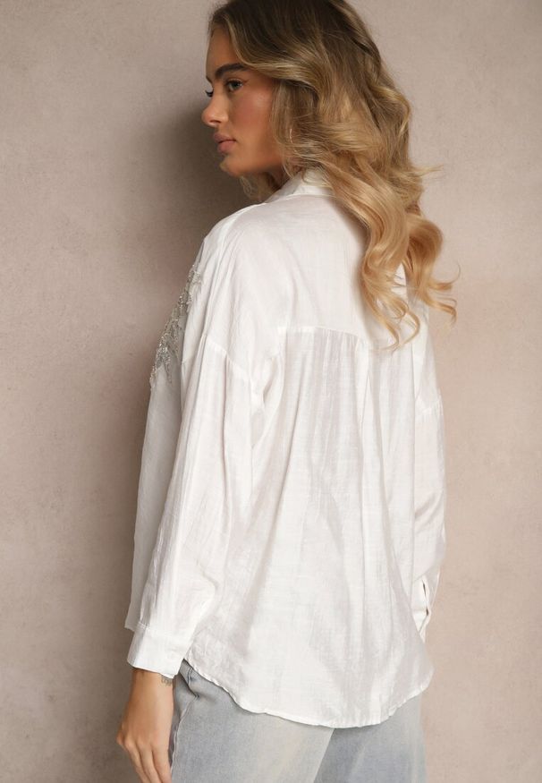 Renee - Biała Koszula z Wiskozą o Kroju Oversize z Cyrkoniową Aplikacją Maliera. Okazja: na co dzień. Kolor: biały. Materiał: wiskoza. Długość rękawa: długi rękaw. Długość: długie. Wzór: aplikacja. Sezon: wiosna, lato. Styl: casual, elegancki