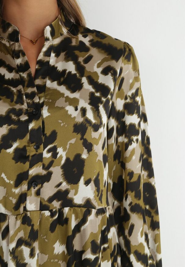 Born2be - Ciemnozielona Sukienka Rozkloszowana i Luźna Zeho. Okazja: na co dzień, na imprezę. Typ kołnierza: dekolt w kształcie V. Kolor: zielony. Długość rękawa: długi rękaw. Wzór: aplikacja. Styl: casual