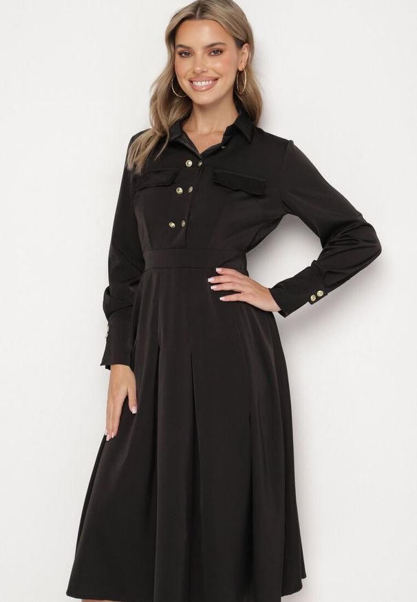 Born2be - Czarna Rozkloszowana Sukienka o Koszulowym Kroju z Imitacją Kieszeni i Gumką w Talii Rizza. Okazja: na co dzień. Kolor: czarny. Typ sukienki: koszulowe. Styl: elegancki, casual, klasyczny, wizytowy