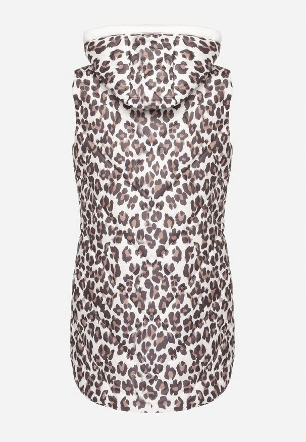 Born2be - Biała Pikowana Kamizelka w Panterkę z Dłuższym Tyłem i Kapturem Falandia. Okazja: na co dzień, na spacer. Typ kołnierza: kaptur. Kolor: biały. Materiał: jeans. Długość: długie. Wzór: motyw zwierzęcy. Styl: casual, klasyczny