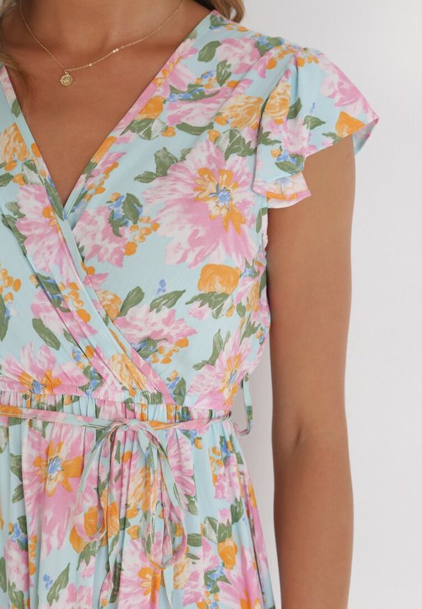 Born2be - Jasnoniebieska Sukienka Kopertowa z Gumką w Pasie w Kwiaty Pive. Typ kołnierza: kołnierz z falbankami. Kolor: niebieski. Materiał: wiskoza, tkanina, materiał. Wzór: kwiaty. Typ sukienki: kopertowe. Długość: maxi