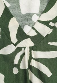 Born2be - Zielona Pudełkowa Sukienka z Wiskozy z Dekoltem w Serek w Abstrakcyjny Wzór Cresom. Okazja: na co dzień. Typ kołnierza: dekolt w serek. Kolekcja: plus size. Kolor: zielony. Materiał: wiskoza. Sezon: lato. Typ sukienki: dla puszystych, proste. Styl: casual #2