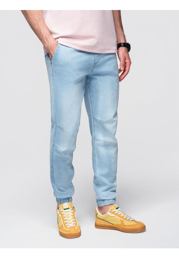 Ombre Clothing - Spodnie męskie JOGGERY jeansowe z efektem sprania - jasnoniebieskie V1 - Rozmiar: XXL. Okazja: na co dzień. Kolor: niebieski. Materiał: jeans. Wzór: aplikacja. Styl: casual, elegancki