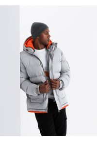 Ombre Clothing - Sportowa ciepła męska kurtka z podwójnym kapturem – szara V3 - Rozmiar: L. Kolor: szary. Materiał: syntetyk, tkanina, poliester, materiał. Długość: długie. Wzór: aplikacja, nadruk, napisy. Styl: sportowy