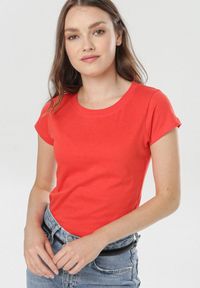 Born2be - Czerwony T-shirt Himenara. Kolor: czerwony. Materiał: dzianina. Długość rękawa: krótki rękaw. Długość: krótkie