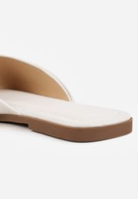 Born2be - Białe Płaskie Klapki z Metaliczną Aplikacją na Marszczonym Pasku Lilaya. Okazja: na co dzień. Kolor: biały. Materiał: len. Wzór: aplikacja. Styl: casual, elegancki #3