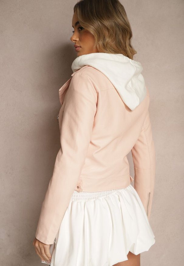Renee - Różowa Kurtka Ramoneska Ozdobiona Napami Iladiel. Okazja: na co dzień. Kolor: różowy. Materiał: jeans. Wzór: aplikacja. Styl: casual, klasyczny, rockowy