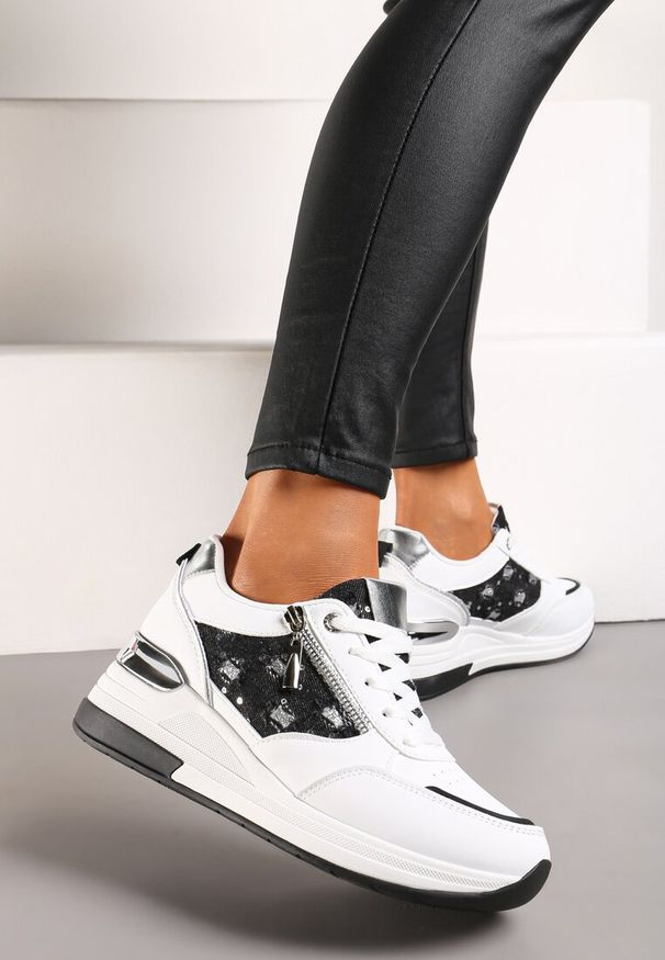 Renee - Biało-Czarne Sneakersy na Koturnie z Ozdobną Wstawką z Suwakiem i Sznurowaniem Dastas. Okazja: na co dzień. Zapięcie: sznurówki. Kolor: biały. Materiał: jeans. Obcas: na koturnie