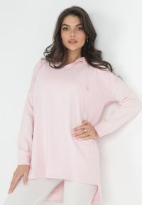 Born2be - Różowa Bluza z Kapturem z Dłuższym Tyłem Odelline. Typ kołnierza: kaptur. Kolor: różowy. Materiał: jeans. Długość rękawa: krótki rękaw. Długość: długie #5