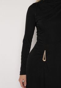 Born2be - Czarna Koktajlowa Sukienka Ozdobiona Metaliczną Aplikacją i Marszczeniem z Boku Retima. Kolor: czarny. Wzór: aplikacja. Styl: wizytowy #2