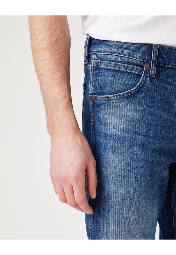 Wrangler - MĘSKIE SPODNIE JEANSOWE WRANGLER GREENSBORO HARD EDGE W15QJX246 112126935