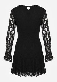 Renee - Czarna Sukienka z Koronki Ozdobiona Rozkloszowanymi Rękawami Cinalata. Kolor: czarny. Materiał: koronka. Wzór: aplikacja, koronka. Typ sukienki: rozkloszowane. Styl: elegancki, klasyczny #3