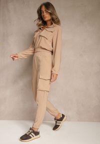 Renee - Ciemnobeżowy Komplet Dresowy Cargo Bluza ze Stójką i Spodnie Jogger Litene. Kolor: beżowy. Materiał: dresówka. Sport: turystyka piesza