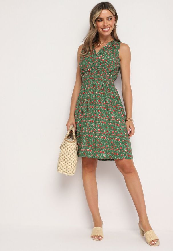 Born2be - Zielona Wiskozowa Sukienka w Kwiaty z Gumką w Talii i Kopertowym Dekoltem Halevia. Okazja: na imprezę. Kolor: zielony. Materiał: wiskoza. Wzór: kwiaty. Sezon: lato. Typ sukienki: kopertowe. Styl: elegancki