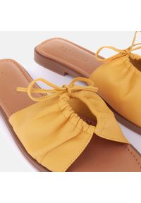 Marco Shoes Klapki z wiązaniem żółte. Kolor: żółty #5