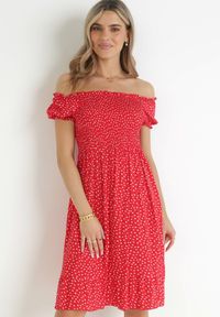 Born2be - Czerwona Sukienka Hiszpanka w Kropki z Falbanką Clemail. Typ kołnierza: dekolt hiszpanka. Kolor: czerwony. Materiał: tkanina, wiskoza. Wzór: kropki #2