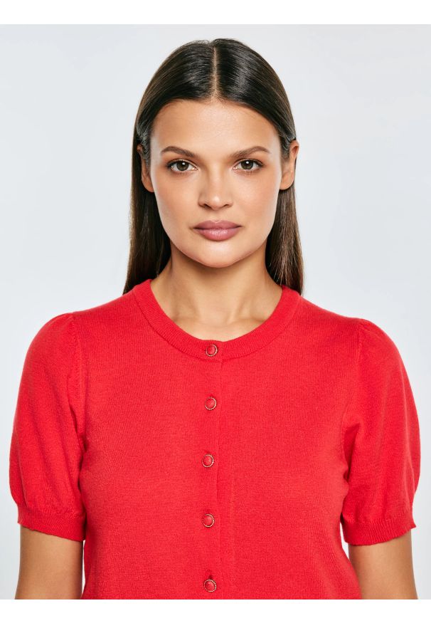 Big-Star - Sweter damski zapinany na guziki z krótkim rękawem czerwony Manona 603. Kolor: czerwony. Materiał: dzianina, jeans. Długość rękawa: krótki rękaw. Długość: krótkie. Styl: klasyczny, elegancki