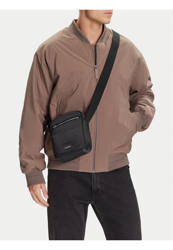 Calvin Klein Saszetka Sleek Nylon Reporter LV04D3176G Czarny. Kolor: czarny. Materiał: materiał