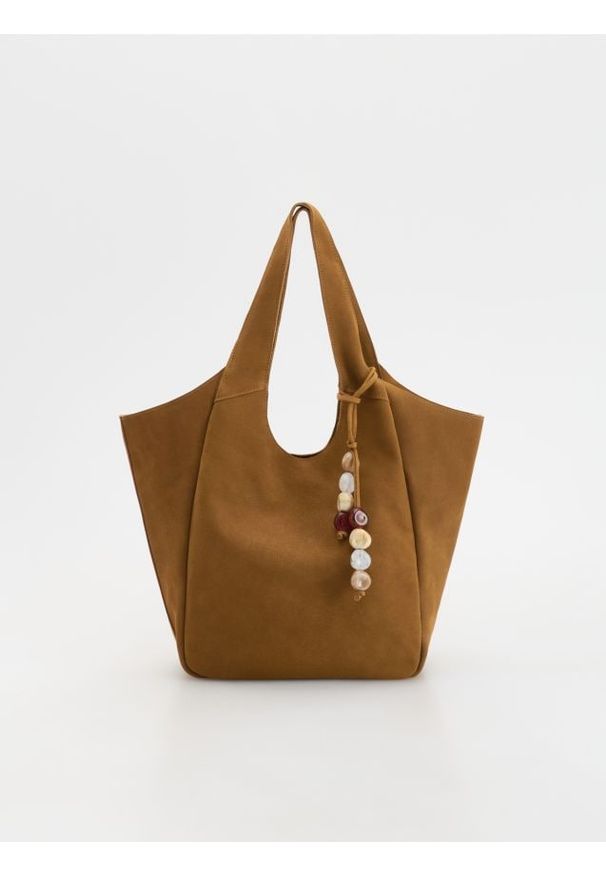 Reserved - Zamszowa torebka shopper z zawieszką - brązowy. Kolor: brązowy. Materiał: zamszowe
