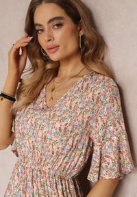 Renee - Biało-Różowa Wiskozowa Sukienka Midi w Kwiaty z Gumką w Talii i Falbanką Nothy. Kolor: różowy. Materiał: wiskoza. Długość rękawa: krótki rękaw. Wzór: kwiaty. Długość: midi