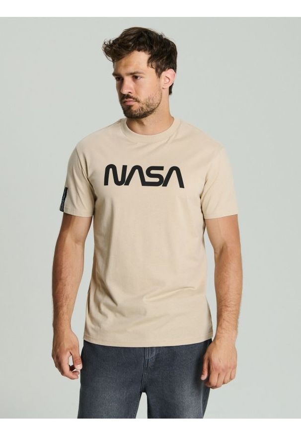 Sinsay - Koszulka z krótkim rękawem NASA - beżowy. Kolor: beżowy. Długość rękawa: krótki rękaw. Długość: krótkie