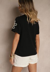 Renee - Czarny T-shirt Zdobiony Aplikacjami w Kształcie Kwiatów Tilasea. Okazja: na co dzień. Kolor: czarny. Materiał: jeans. Wzór: aplikacja, kwiaty. Styl: klasyczny, elegancki, casual #3