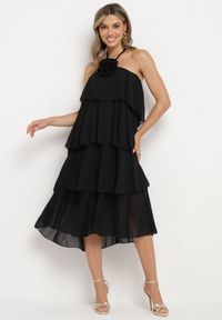 Born2be - Czarna Sukienka z Falbanami Wiązana na Szyi z Broszką Kwiatem Tinallena. Okazja: na co dzień. Kolor: czarny. Wzór: kwiaty. Styl: casual #7