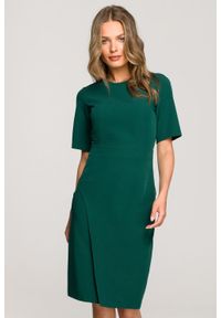 Stylove - Elegancka sukienka ołówkowa z dołem na zakładkę klasyczna zielona. Okazja: na spotkanie biznesowe, do pracy. Kolor: zielony. Typ sukienki: ołówkowe. Styl: klasyczny, elegancki