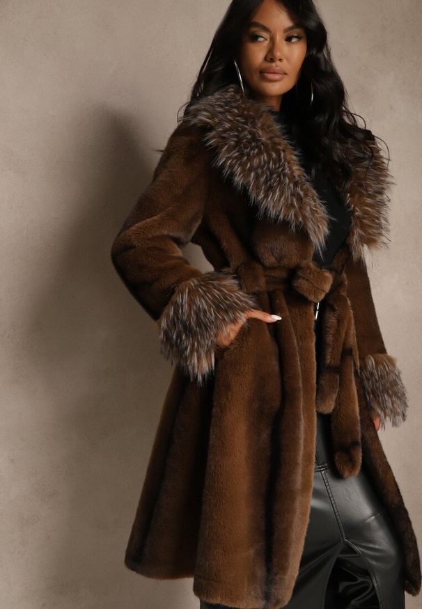 Renee - Brązowy Płaszcz Futerko z Paskiem z Ozdobnym Kołnierzem i Mankietami Tiobella. Okazja: na randkę, na co dzień. Kolor: brązowy. Materiał: futro. Wzór: aplikacja. Styl: elegancki, casual, klasyczny