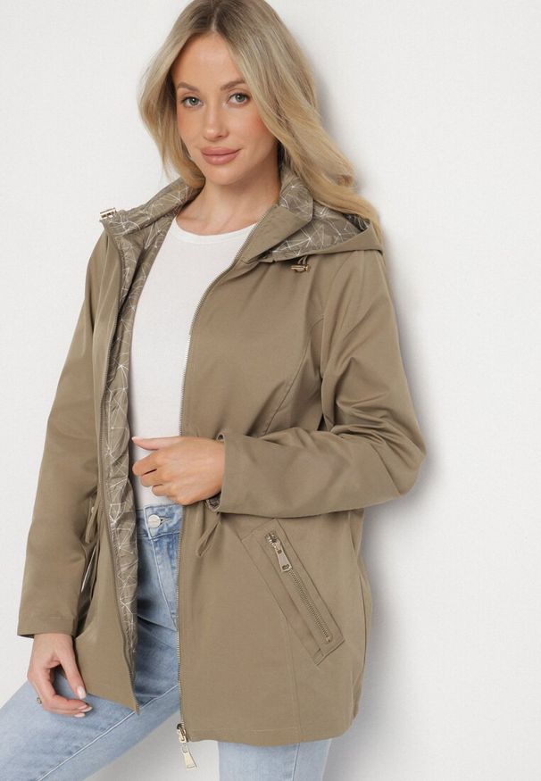 Born2be - Ciemnozielona Kurtka Parka Dwustronna z Odpinanym Kapturem Amoetta. Okazja: na co dzień. Kolor: zielony. Materiał: jeans. Wzór: gładki. Styl: elegancki, casual