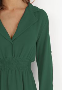 Born2be - Zielona Sukienka Koszulowa z Marszczoną Gumką w Talii Emonia. Kolor: zielony. Długość rękawa: długi rękaw. Typ sukienki: koszulowe. Długość: midi #3