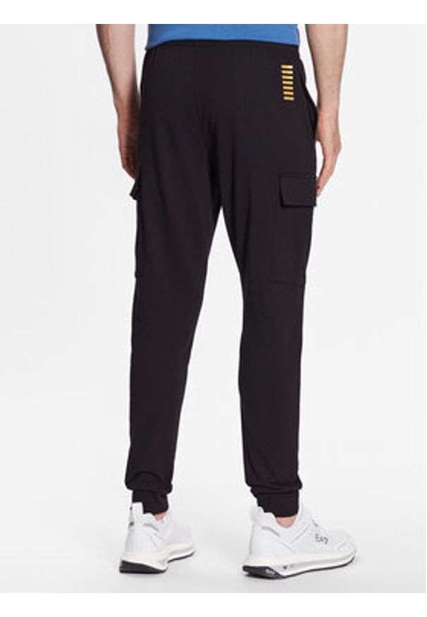 EA7 Emporio Armani Spodnie dresowe 8NPP59 PJ05Z 0208 Czarny Regular Fit. Kolor: czarny. Materiał: bawełna