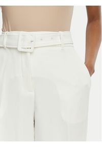 Guess Spodnie materiałowe W6GB05 W1765 Biały Regular Fit. Kolor: biały. Materiał: syntetyk #3