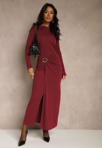 Renee - Bordowa Elegancka Sukienka Zdobiona Marszczeniem i Metaliczną Aplikacją Raselia. Okazja: na imprezę. Kolor: czerwony. Materiał: skóra. Długość rękawa: długi rękaw. Wzór: aplikacja. Styl: elegancki #1