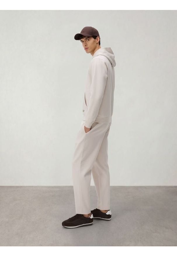 Reserved - Spodnie dresowe regular fit - beżowy. Kolor: beżowy. Materiał: dresówka